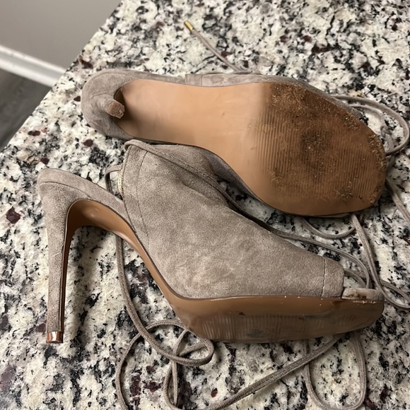 Stylish suede peep-toe booties with laces! - Picture 4 of 4